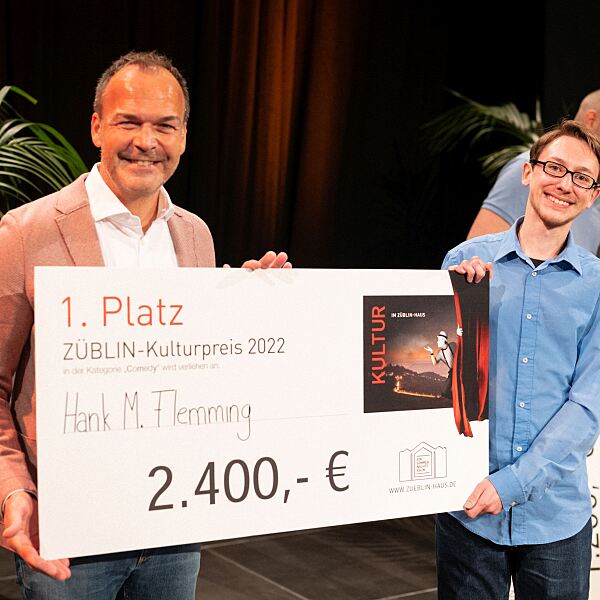 ZÜBLIN-Vorstand Markus Landgraf gratulierte Hank M. Flemming zum 1. Platz des Comedy-Battles.