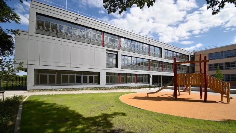Der Bau der Förderschule Geistige Entwicklung Auf dem Sandberg (im Bild) und der Janusz-Korczak-Grundschule wurde in Rekordzeit fertiggestellt.